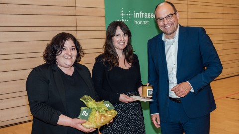 Melanie Hubert (links) und Claudia Carbonara-Kaya freuten sich über die Förderung des Projektes „Baking Bread statt Breaking Bad“, mit dem Jugendliche für gesunde Ernährung sensibilisiert und sozial unterstützt werden sollen. Im Namen des Jugendhauses Nied e.V. nahmen sie den Spendenbrief von Infraserv Höchst-Geschäftsführer Dr. Alexander Wagner entgegen. © Infraserv GmbH & Co. Höchst KG 2023